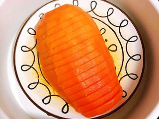 8、木瓜炖牛奶,蒸8-10分钟，倒出盘中多余的水。