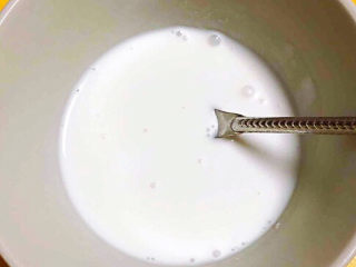 11、木瓜炖牛奶,牛奶搅拌均匀待用。