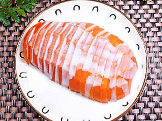 12、木瓜炖牛奶,将牛奶液倒在木瓜上。