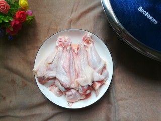 1、青椒烧鸭块,准备鸭腿洗干净备用