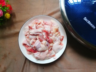 4、青椒烧鸭块,将鸭腿砍小块