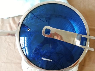 5、青椒烧鸭块,倒入适量的水，大火烧开