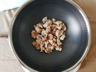 7、青椒烧鸭块,起锅下油，爆香姜丝后，将鸭肉放入