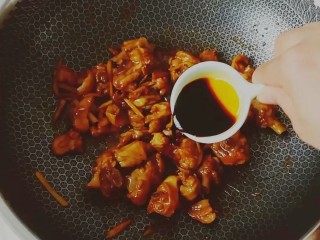 10、青椒烧鸭块,放入酱油翻炒