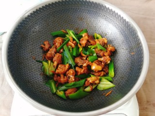 13、青椒烧鸭块,将蒜苗翻炒断生