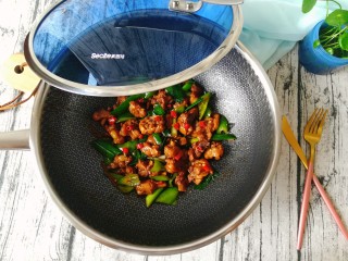 15、青椒烧鸭块,翻炒均匀，出锅了