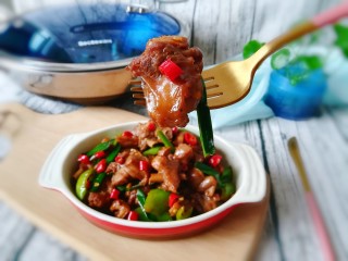 16、青椒烧鸭块,酱香浓郁，来尝一块吧！