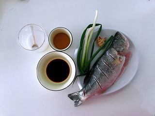 2、清蒸鲈鱼#年年有余#,准备食材。