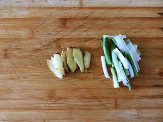 3、清蒸鲈鱼#年年有余#,姜与葱分别切成片，一些葱切丝。