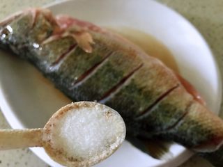 4、清蒸鲈鱼#年年有余#,盐搓下鱼身。