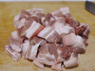 1、笋干红烧肉,五花肉洗净切块。