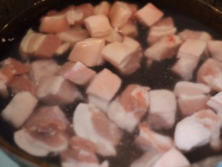 2、笋干红烧肉,冷水下锅，放入料酒。