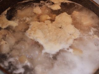 3、笋干红烧肉,烧开后，继续煮5分钟去血水。