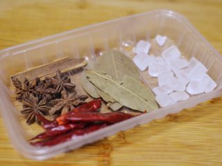 5、笋干红烧肉,准备大料和冰糖。