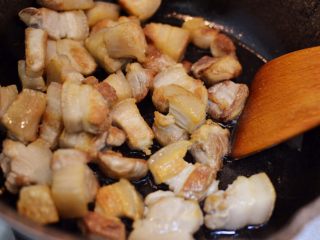 8、笋干红烧肉,锅中放入少量的油烧热，放入五花肉，中小火炒至表面略焦黄。