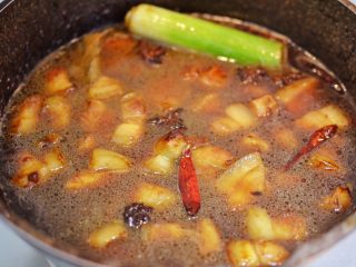 11、笋干红烧肉,倒入清水没过食材，大火烧开。