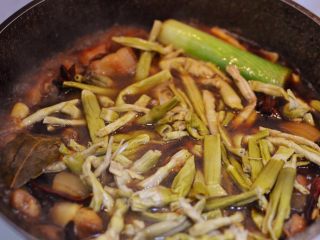 12、笋干红烧肉,放入笋干再次烧开，盖上锅盖调最小火煮60分钟。