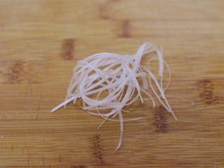 13、笋干红烧肉,期间，把大葱切葱丝备用。