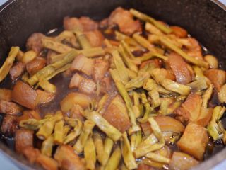 14、笋干红烧肉,煮到剩下少量汤汁的时候，打开锅盖，把里面的配料挑出来扔掉，大火收汁。