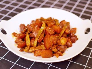 15、笋干红烧肉,装盘。