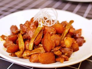 16、笋干红烧肉,放葱丝装饰。