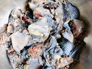 2、当归乌鸡汤,乌鸡处理干净，剁开成块儿。