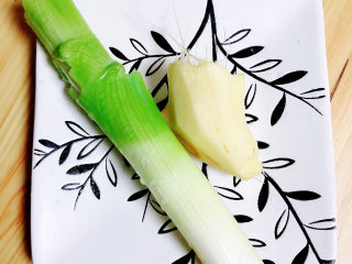 5、当归乌鸡汤,准备好葱姜。