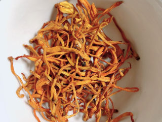 6、当归乌鸡汤,准备好虫草花洗净待用。