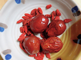 7、当归乌鸡汤,准备好红枣、枸杞子，洗净待用。