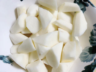 9、当归乌鸡汤,准备好山药，切块儿待用。