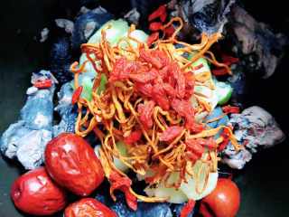 11、当归乌鸡汤,放入红枣、枸杞子、虫草花。