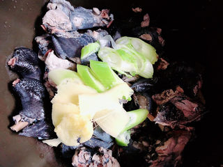 10、当归乌鸡汤,葱姜切好放入锅中。