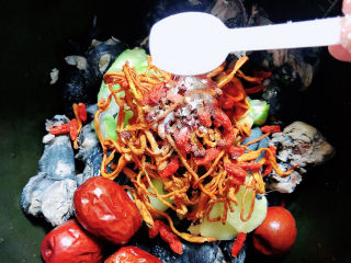 12、当归乌鸡汤,加入盐、耗油、生抽、花椒。