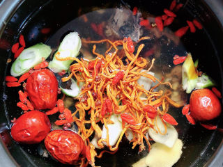 13、当归乌鸡汤,倒入1500ml水。