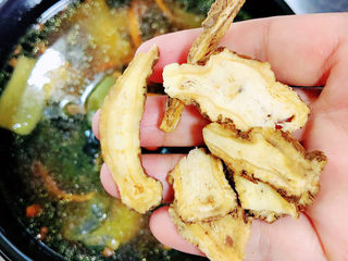 15、当归乌鸡汤,将乌鸡汤放入啥锅中，放入当归。