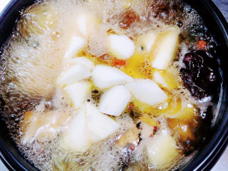 17、当归乌鸡汤,慢火炖煮。