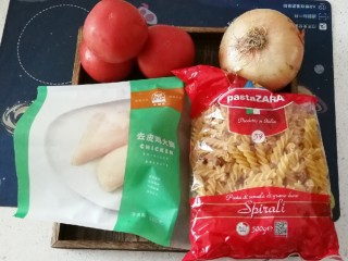 1、黑胡椒意大利面,食材准备好