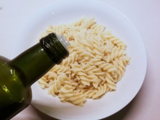 3、黑胡椒意大利面,煮熟之后 捞出淋半勺食用油 拌匀