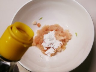 5、黑胡椒意大利面,鸡肉中放入淀粉和生抽 抓匀腌制10分钟