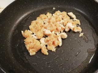 6、黑胡椒意大利面,炒锅中放入2汤匙食用油 热锅凉油 放入鸡肉丁