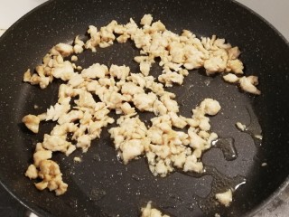 7、黑胡椒意大利面,小火炒制鸡肉 粒粒分离 微微发黄