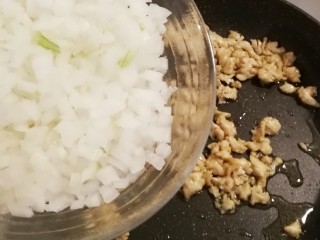 8、黑胡椒意大利面,改中火放入洋葱碎