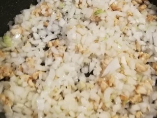 9、黑胡椒意大利面,翻炒均匀  洋葱炒软