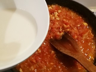 14、黑胡椒意大利面,酱汁更加浓稠 放入水面粉勾芡