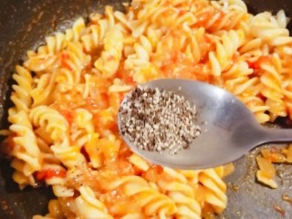 16、黑胡椒意大利面,翻拌均匀 放入黑胡椒碎 关火