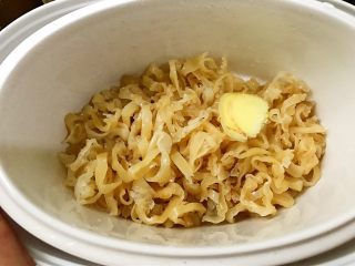 7、养颜玫瑰花胶牛奶冻,花胶切细条放入炖锅里，加入三片姜