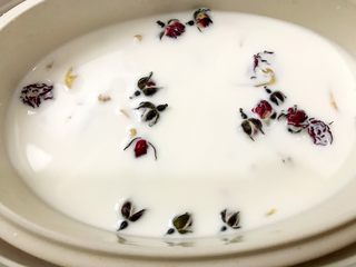 9、养颜玫瑰花胶牛奶冻,加入全脂牛奶