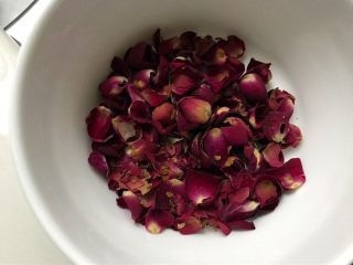 14、养颜玫瑰花胶牛奶冻,另取一些玫瑰花去掉叶和花蕊