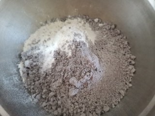 2、纯手工黑芝麻馒头,将面粉和黑芝麻糊称入盆里