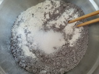 3、纯手工黑芝麻馒头,加入白砂糖搅拌均匀